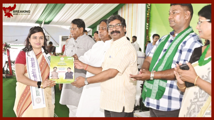 Jharkhand Latest News: चपरासी का बेटा पंचायत सचिव की परीक्षा में बना 2nd टॉपर, झारखंड के 2,550 युवाओं को मिला नियुक्ति पत्र