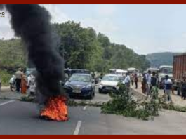 Jharkhand News! चांडिल में झारखंड बंद असरदार, पारंपारिक औजार के साथ सड़क पर उतरे संताली, NH-33 किया जाम