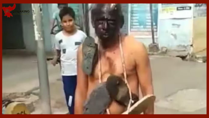 Jharkhand News! एक बुजुर्ग पर समाज के लोगों ने छेड़खानी का आरोप लगा के मुंह पर पोती कालिख, फिर जूतों की माला पहनाकर घुमाया, 3 गिरफ्तार