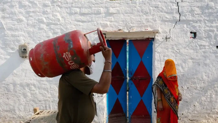Free LPG Cylinders : Who will get two free LPG cylinders under Ujjwala Scheme? CM Yogi has announced, know the terms of the scheme