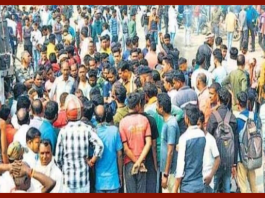 Jamshedpur Latest News : 55 year old farmer crushed by pickup van, people protested by burning tires on the road