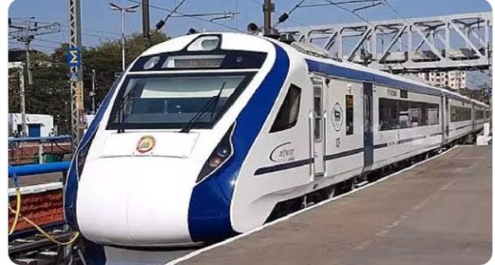 Vande Bharat Express : Stone pelting on Vande Bharat Express in Jharkhand, panic spread among passengers after glass broke
