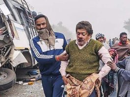 Jharkhand Breaking News! Bus full of wedding procession collides with truck, three people killed, more than 8 injured